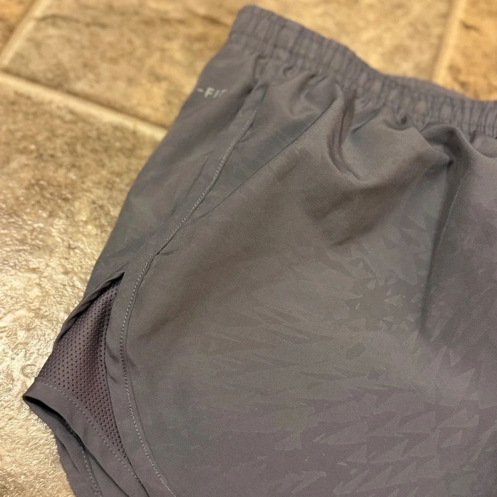 Nike Dri-FIT Womens‎ Medium Grey Geometric Running Shorts Mesh Panels Liner